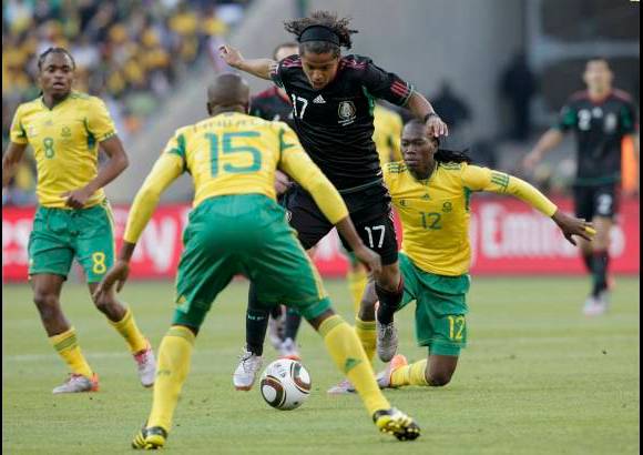 Reuters - Giovani dos Santos tuvo varias oportunidades en el primer tiempo a favor de los mexicanos, pero no acertó en la definición.