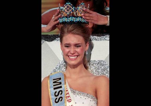 AP - Alexandria Mills se vio euf&#243;rica en el momento de la coronaci&#243;n.