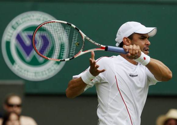 AP - Alejandro Falla puso a sudar frío a Roger Federer y por poco da la sorpresa en Wimbledon.