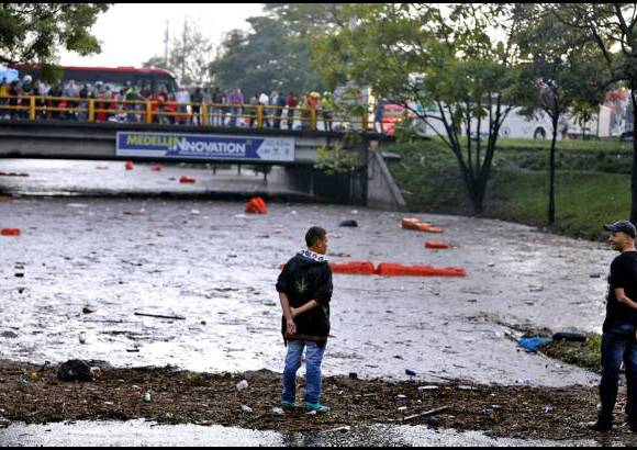 Juan Antonio Sánchez - La inundación de más de dos metros, bloqueó el paso en ambos sentidos.