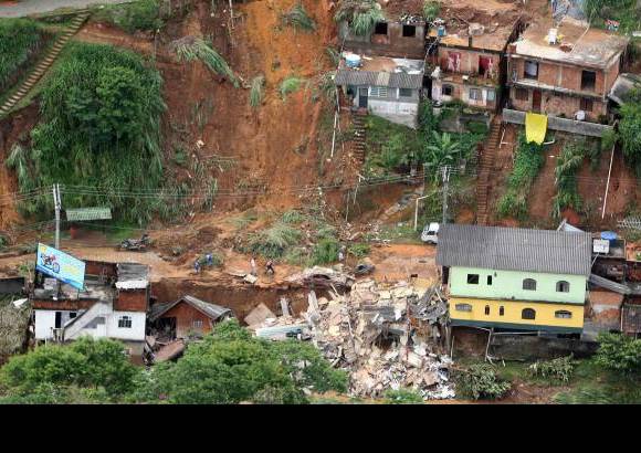 Reuters - Ter&#233;sopolis (uno de los sus sectores afectados en la foto) no es el &#250;nico que reporta emergencias. Tambi&#233;n hay dificultades en el municipio de Petr&#243;polis y Nueva Friburgo.