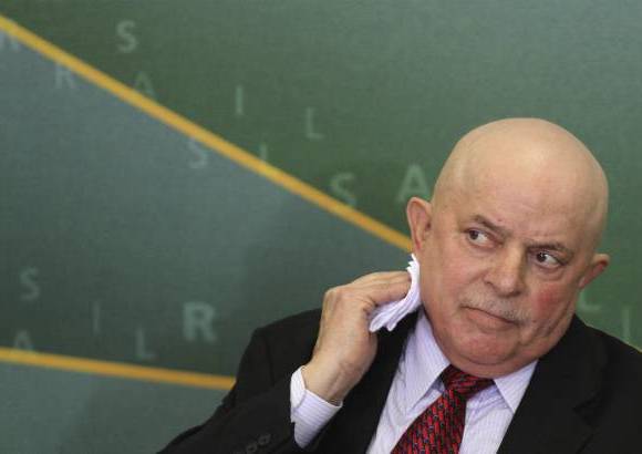 AP - El expresidente brasileño Luiz Inácio Lula da Silva, quien se trata contra un cáncer de laringe, reapareció en actos públicos.