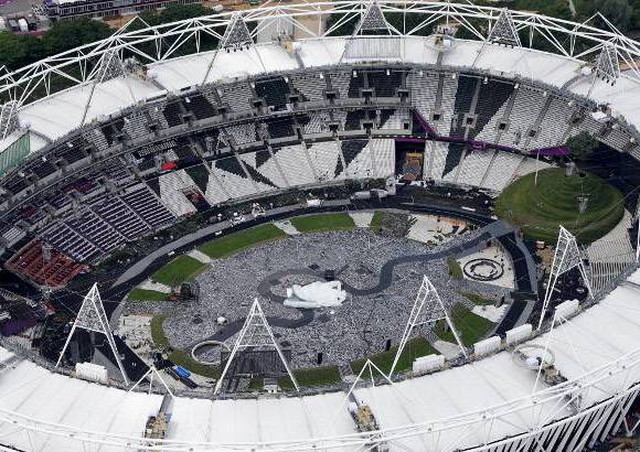 AP - En el estadio Ol&#237;mpico de Londres se realizan los preparativos para la ceremonia inaugural, mientras en el resto de escenario se adelantan los &#250;ltimos ajustes para los Juegos Ol&#237;mpicos de Londres 2012.