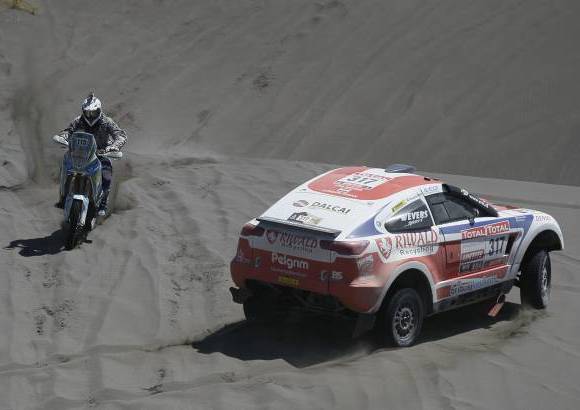 AP - Un exigente trazado que trasnocha a los pilotos y divierte a los aficionados.