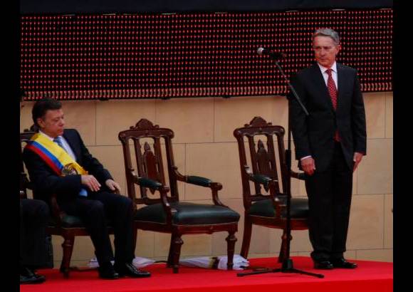 AP - El presidente Santos destac&#243; el legado de &#193;lvaro Uribe.