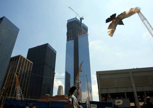 Reuters - Nueva York vio completada la construcci&#243;n del primer rascacielos del nuevo World Trade Center (WTC), la Torre 4, casi once a&#241;os despu&#233;s de los atentados terroristas del 11 de septiembre que destruyeron las Torres Gemelas y acabaron con la vida de unas 3.000 personas.