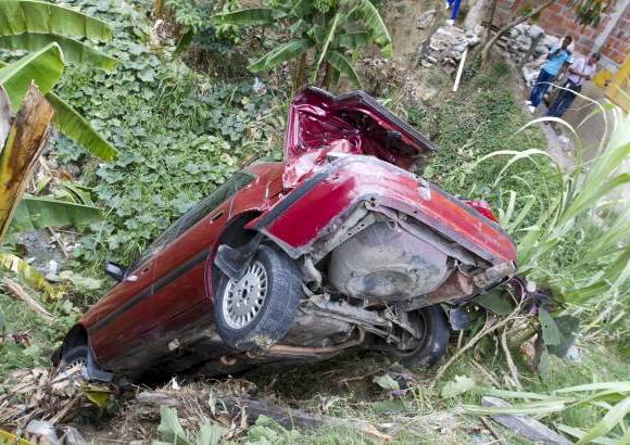 Esteban Vanegas - El bus se qued&#243; sin frenos y colision&#243; contra una caja de tel&#233;fonos.
