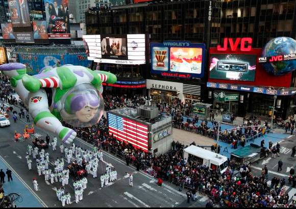 Reuters - Buzz Lightyear vol&#243; por los aires de Nueva York.