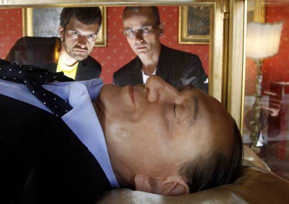 Foto Reuters - Una estatua del exprimer ministro italiano Silvio Berlusconi, hecha con resinas acr&#237;licas, reposa en el interior de una urna de cristal y madera dorada a un centenar de metros del palacio Chigi, la sede del Gobierno de Italia, que en la actualidad ocupa el Ejecutivo tecn&#243;crata de Mario Monti.