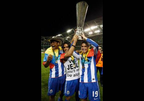 Reuters - Los tres compatriotas celebran con el trofeo de la Liga Europa: Fredy Guarín, Falcao García y James Rodríguez.