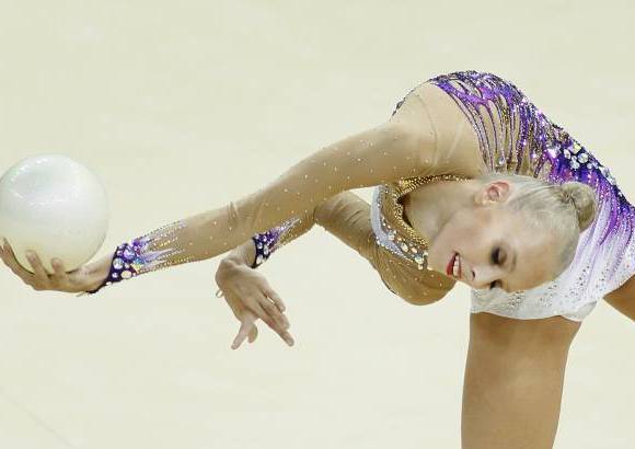 Reuters - Yana Kudryavtseva de Rusia realiza su rutina en el Campeonato Mundial de Gimnasia R&#237;tmica.