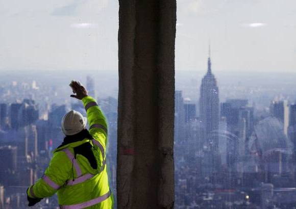 Reuters - Vista del Empire State Building mientras un trabajador limpia las ventanas del piso de observaci&#243;n n&#250;mero 100 en el edificio One World Trade Center.