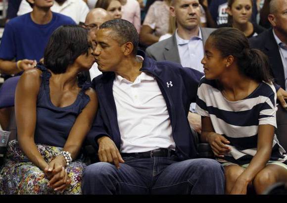 Reuters - El presidente estadounidense Barack Obama se arrop&#243; el lunes con el esp&#237;ritu ol&#237;mpico al presenciar desde primera fila el partido amistoso de basquetbol entre Estados Unidos y Brasil, como parte de su preparaci&#243;n rumbo a los Juegos de Londres.
