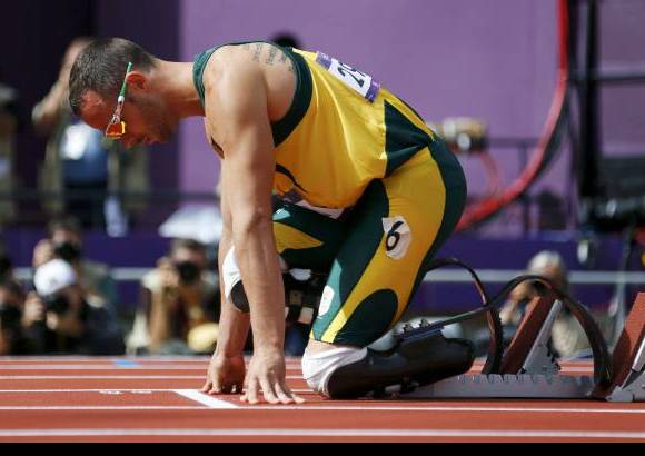 Reuters - Pistorius, Blade runner, como es conocido en los medios de comunicaci&#243;n anglosajones, parti&#243; en la primera serie por la calle 6, moviendo a gran velocidad las pr&#243;tesis de carbono que utiliza en ambas piernas.