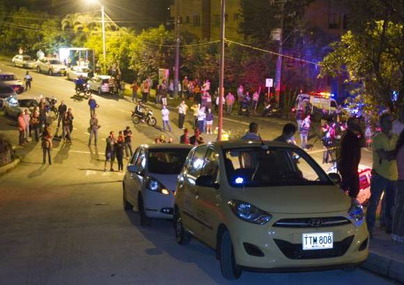 Foto: Edwin Bustamante - Una aglomeraci&#243;n de personas entre familiares de afectados y vecinos del sector inundaron las calles.