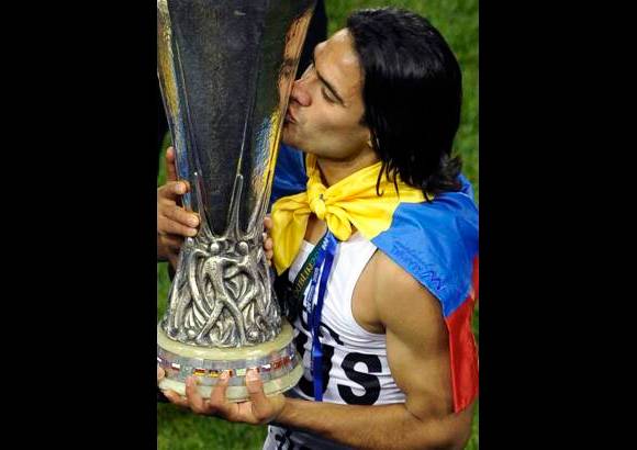 Reuters - El artillero colombiano Falcao García fue nombrado mejor jugador de la final después de marcar el único gol del partido y que dio el triunfo a los dragones.