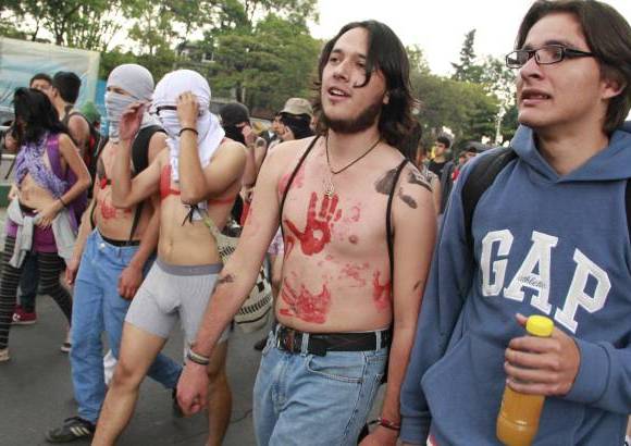 Colprensa - Los estudiantes marchan este miércoles bajo la consigna Y dónde está la plata, la plata dónde está, como forma de protesta por el déficit en la educación superior, que representa el reclamo que le hacen al Gobierno por la falta de financiación a la educación superior pública.