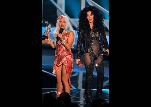 Reuters - Gaga recibió sus trofeos con lágrimas en los ojos y cantó el título de su nuevo disco cuando recibió el último galardón: Born This Way.