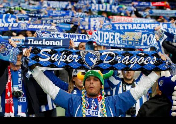 Reuters - 50.000 espectadores llenaron el escenario. En la imagen, los seguidores del Porto.