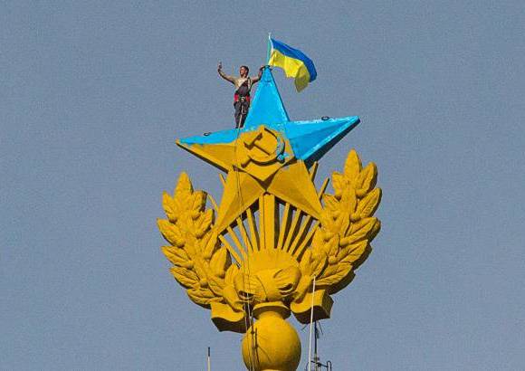Reuters - El rascacielos moscovita, de 176 metros de altura, es uno de los &#237;conos de la era sovi&#233;tica y se encuentra al este del Kremlin. Aunque la estrella que corona la edificaci&#243;n es dorada, se le llama la &quot;estrella roja&quot;, en alusi&#243;n a la revoluci&#243;n comunista. Manifestantes escalaron el edificio y pintaron la estrella con los colores nacionales de Ucrania. 4 personas fueron detenidas por el hecho.