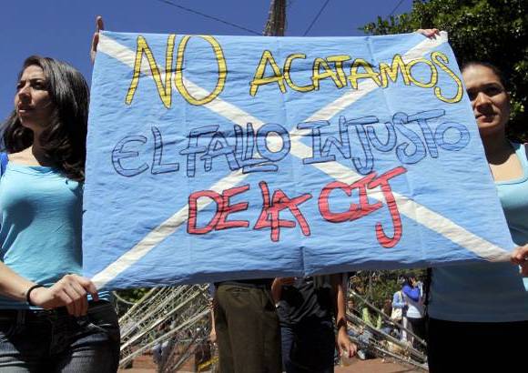 Colprensa - Hombres, mujeres y ni&#241;os, con pancartas alusivas a nuestro territorio insular, y con arengas como La patria no se regala, NO al fallo.