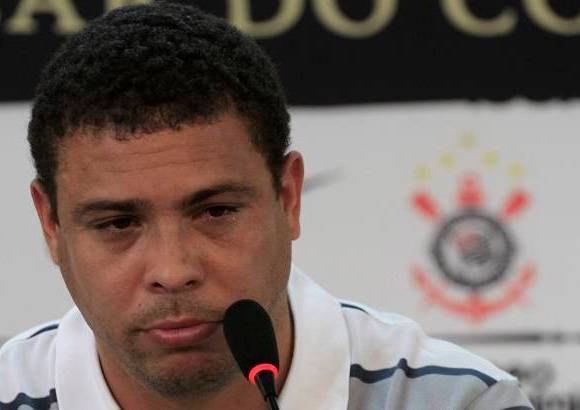 Reuters - Ronaldo finalmente se encontró con un oponente al cual no pudo regatear: su cuerpo. Incapaz de aguantar más el martirio de las lesiones, Ronaldo anunció este lunes su retiro y puso fin a una fulgurante carrera de 18 años en la que encandiló con sus goles en varios de los grandes clubes de Europa.