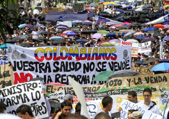 Colprensa - En Medell&#237;n, la marcha no estuvo centralizada, pues no fue organizada por la administraci&#243;n municipal, si no que se hizo de la mano de sindicatos y la asociaci&#243;n de internistas. La protesta parti&#243; a las 10:00 de la ma&#241;ana desde el Parque de los Deseos y finaliz&#243; en el Centro Administrativo de La Alpujarra.