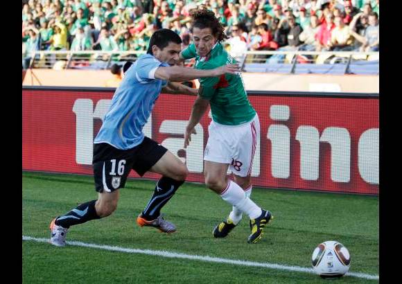 AP - Pese a su primera derrota en el Mundial, M&#233;xico qued&#243; segundo en el grupo luego de que la victoria de Sud&#225;frica 2-1 sobre Francia en el otro partido de la zona no le alcanzara a los anfitriones para superar a la Tri.