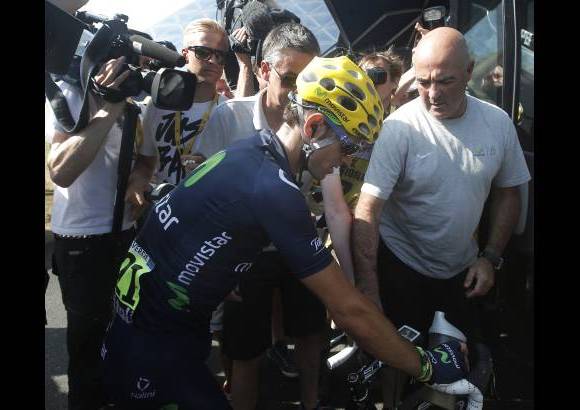 - El líder del Movistar Team, Alejandro Valverde, fue afectado por un pinchazo y el poderoso paso de los rodadores. Perdió 9.54 en la meta.
