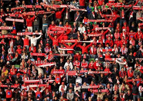 Reuters - El Dublín Arena de la capital irlandesa fue invadido por hinchas portugueses que llenaron el escenario para acompañar a los dos equipos. En la imagen, los simpatizantes del Braga.