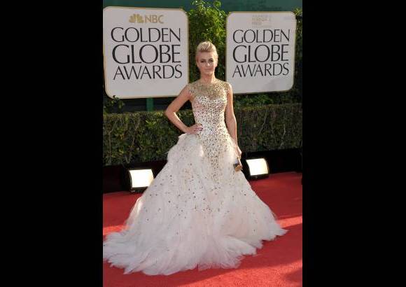 AP - El Monique Lhuillier blanco de Julianne Hough, con aplicaciones doradas, que acompañó de cartera de mano negra y dorada y pelo recogido con tupé, es un vestido que grita arriesgado, admitió Hough.