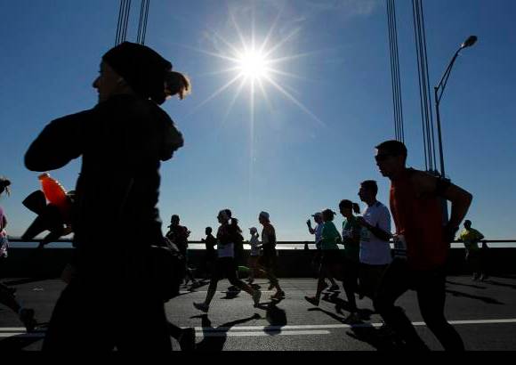 Reuters - Al frente de una masa de 47.000 corredores, el grupo de favoritos en la prueba masculina permaneció unido en la primera mitad de recorrido, que se pasó en 1h03:17, un parcial que auguraba un nuevo récord de la carrera neoyorquina, hasta este domingo en poder del etíope Tesfaye Jifar con su marca de 2h07:43 conseguida en 2001.