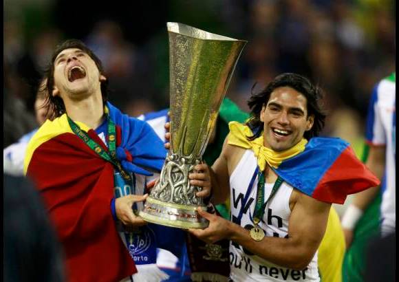 Reuters - Se vieron pues en el campo durante las celebraciones la bandera colombiana de Falcao, Freddy Guarín y James Rodríguez, la uruguaya de Álvaro Pereira y Fucile, la brasileña de Souza y Helton o la argentina de Belluschi.