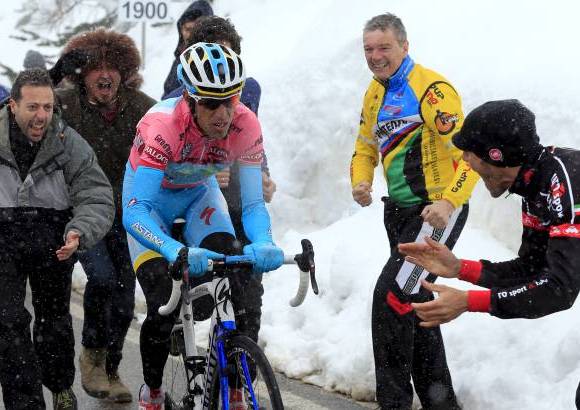 AP - Nibali cronometr&#243; 5 horas, 27 minutos, 41 segundos en la ruta de 211 kil&#243;metros, que comenz&#243; en Silandro y pas&#243; por Cortina d&#39;Ampezzo.