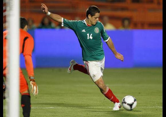 Reuters - Javier Chicharito Hern&#225;ndez tuvo varias oportunidades para anotar, pero no pudo superar al portero David Ospina y la buena zaga colombiana.