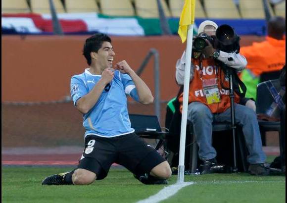 AP - Su&#225;rez desperdici&#243; la primera posibilidad clara de gol a los seis minutos cuando remat&#243; desviado entrando al &#225;rea por la derecha y no se mostr&#243; muy peligroso. Luego se redimir&#237;a marcando el &#250;nico tanto del partido al definir una jugada de ataque con un gran cabezazo a los 43 minutos.