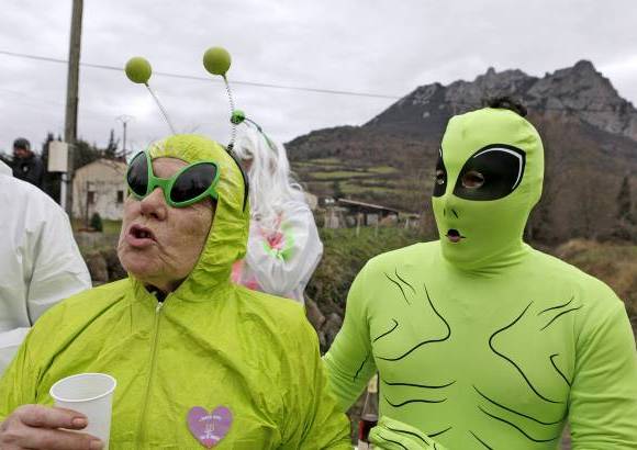 REUTERS - En Francia algunas personas prefirieron re&#237;rse del fin del mundo y con a las calles con disfraces de extraterrestres.