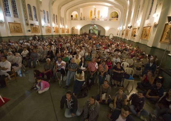 Edwin Bustamante - En las primeras filas de la iglesia se ubicaron las hermanas de la congregaci&#243;n acompa&#241;adas de algunos de sus familiares.
