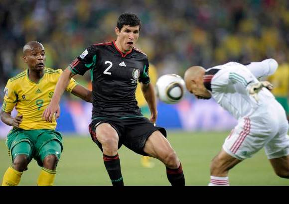 AP - México obsequió un primer tiempo de lujo, aunque manchado por su falta de gol, pero sufrió para salvar el 1-1 ante Sudáfrica en el partido que abrió la Copa del Mundo 2010 en el Soccer City de Johannesburgo.