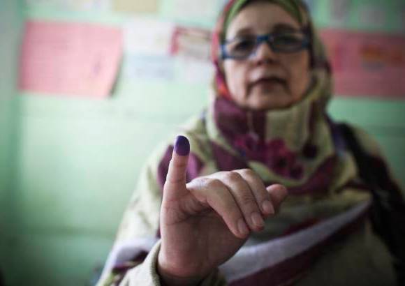 AP - Muchos ciudadanos de El Cairo, Alejandr&#237;a y otras siete provincias egipcias esperaron horas desde la madrugada para poder ejercer su derecho al voto.