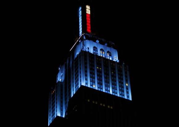 Reuters - El m&#237;tico edificio Empire State se pint&#243; finalmente de luz azul con la victoria de Barack Obama sobre el republicano Mitt Romney en la intensa disputa por la Casa Blanca.