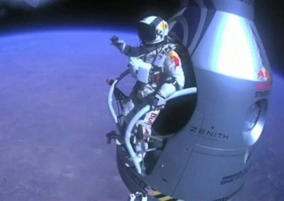 Reuters - Baumgartner se prepara para realizar su caída libre desde 39.045 metros de altitud.