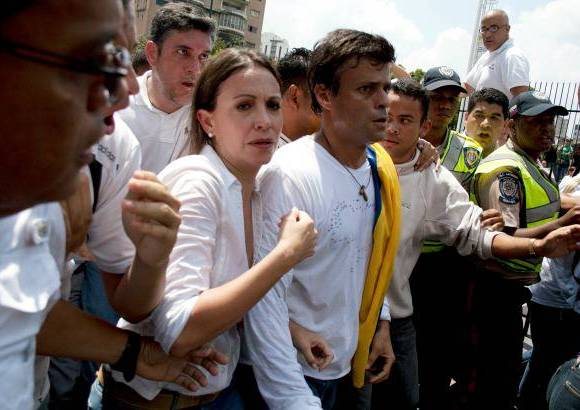 AP - Los manifestantes rodearon durante la movilizaci&#243;n a la diputada venezolana Mar&#237;a Corina Machado, izquierda, y al l&#237;der opositor Leopoldo L&#243;pez, centro.