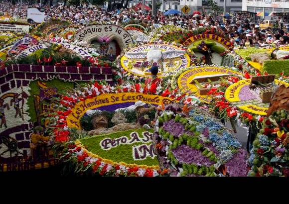 Jaime Pérez - Los silleteros, orgullosos de su consagrada actividad en la que reviven las viejas tradiciones paisas, desfilan la variedad de las flores con un atuendo que tampoco pierde la usanza.