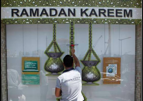 AP - Los gobiernos de Jordania, el Líbano y los territorios palestinos redujeron la jornada laboral de los funcionarios públicos de 8 a 6 horas. Algunos obreros de la construcción en el Líbano llegaron a acuerdos con sus patronos para trabajar unas cuantas horas después de anochecer, en lugar de hacerlo durante el día.