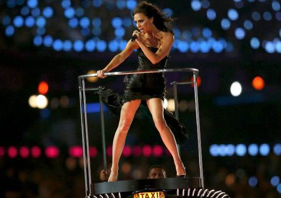 Reuters - Se podr&#225; discernir sobre s&#237; la mirada estuvo acorde con el espect&#225;culo, pero lo que no se puede negar es que uno de los momentos estelares de la ceremonia de clausura fue la actuaci&#243;n de Victoria Beckham, Geri Halliwell, Emma Bunton, Mel C y Mel B.