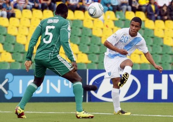 Colprensa - Los centroamericanos subieron sus líneas y presionaron a Nigeria en su campo.