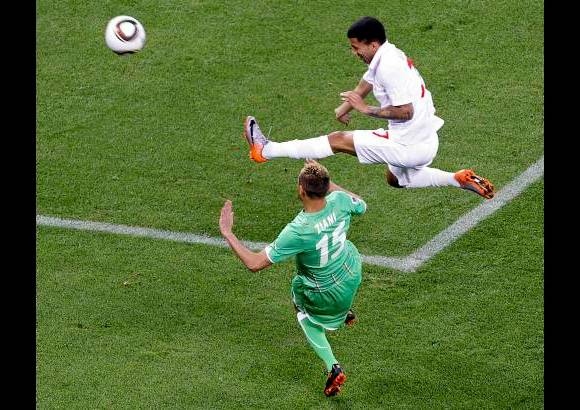 Reuters - Eslovenia lidera el grupo con cuatro puntos tras igualar 2-2 con Estados Unidos, que por su parte suma dos unidades al igual que Inglaterra mientras que Argelia cierra el grupo con una.