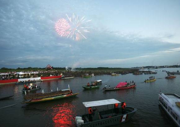 Reuters - La caída del sol marcó el fin de la ceremonia junto a impresionantes fuegos artificiales que buscaron eternizar las celebraciones de la Amazonía.