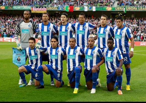 Reuters - Porto: Helton; Sapunaru, Rolando, Otamendi, Alvaro Pereira; Fredy Guarín (Belluschi, m.72), Fernando, Joao Moutinho; Falcao, Hulk y Varela (James Rodríguez, m.79).